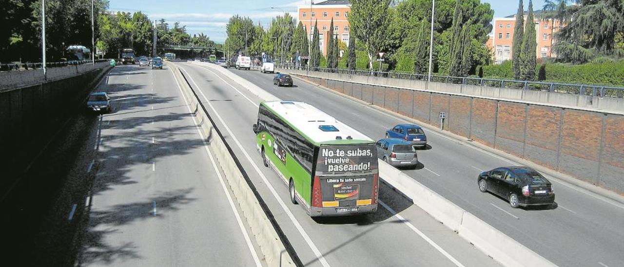 Al centro, un carril VAO en Madrid usado por el bus interurbano.