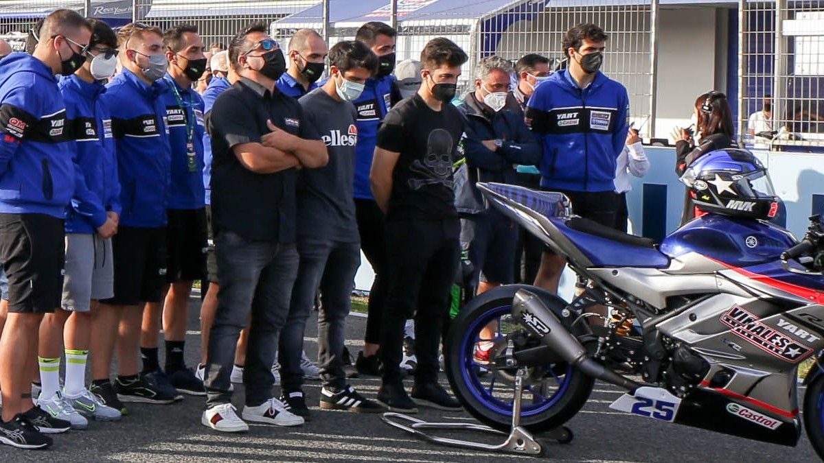 Maverick Viñales, durante el minuto de silencio que se guardó por su primo Dean Berta en Jerez