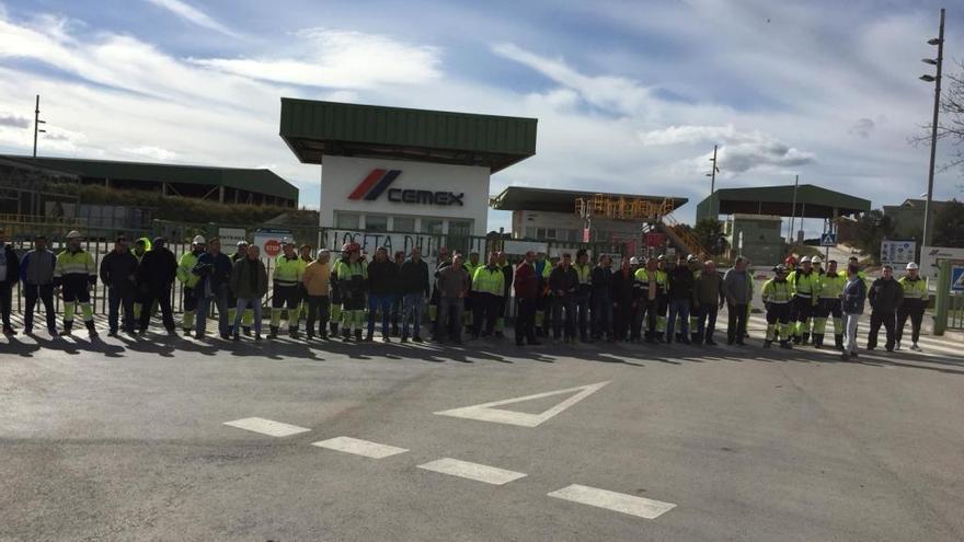 Imagen de los trabajadores bloqueando los accesos a la fÃ¡brica de cemento de Lloseta.