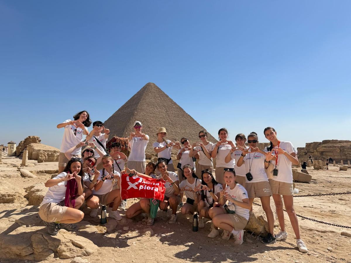 Los jóvenes de Madrid Xplora, en las Pirámides de Giza.