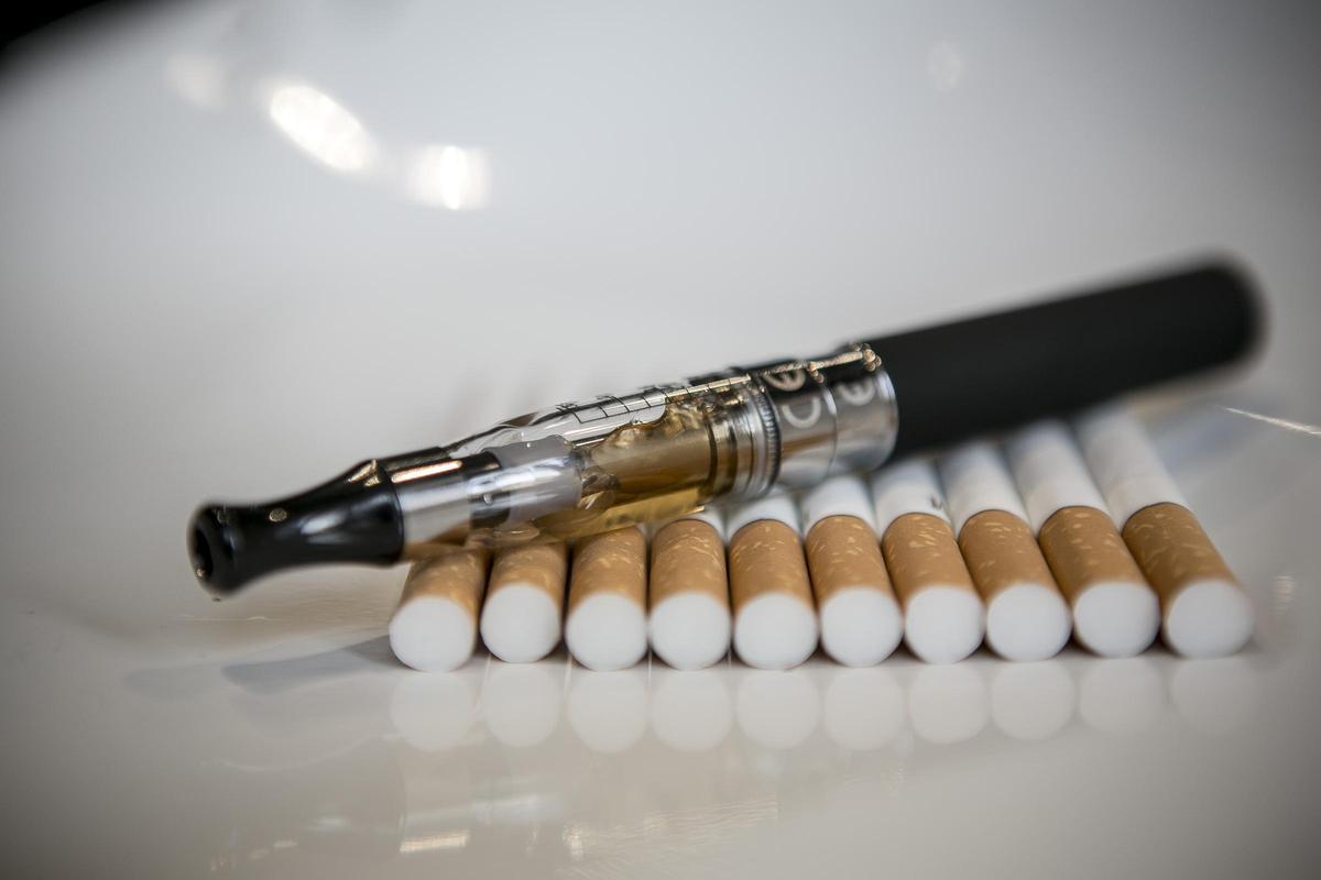Muchos de los jóvenes que empiezan a fumar cigarros electrónicos acaban fumando tabaco.