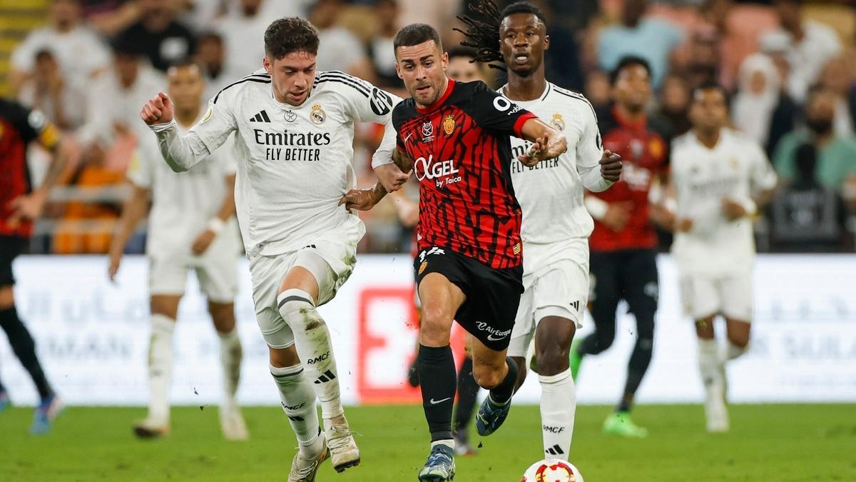 Dani Rodríguez, en acción ante Valverde y Camavinga