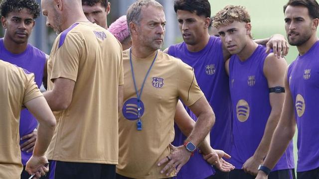 Hansi Flick, tècnic del Barça, durant l’entrenament d’ahir a la Ciutat Esportiva Joan Gamper. | QUIQUE GARCÍA / EFE
