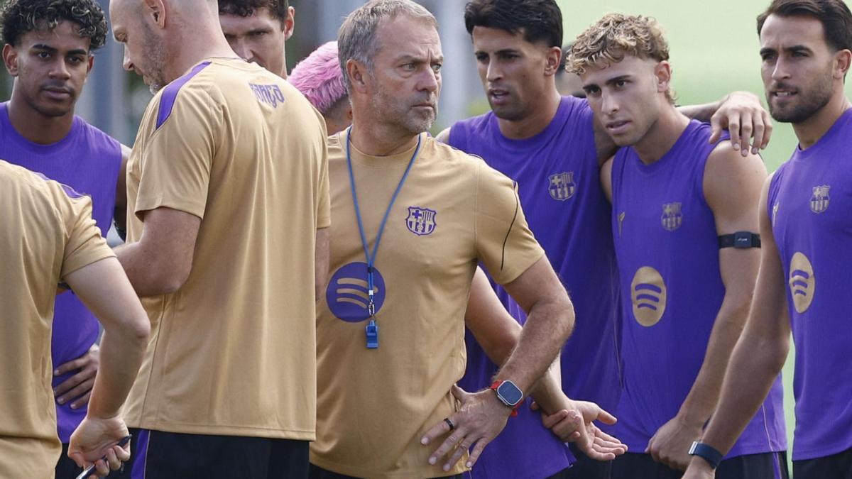 Hansi Flick, tècnic del Barça, durant l’entrenament d’ahir a la Ciutat Esportiva Joan Gamper. | QUIQUE GARCÍA / EFE