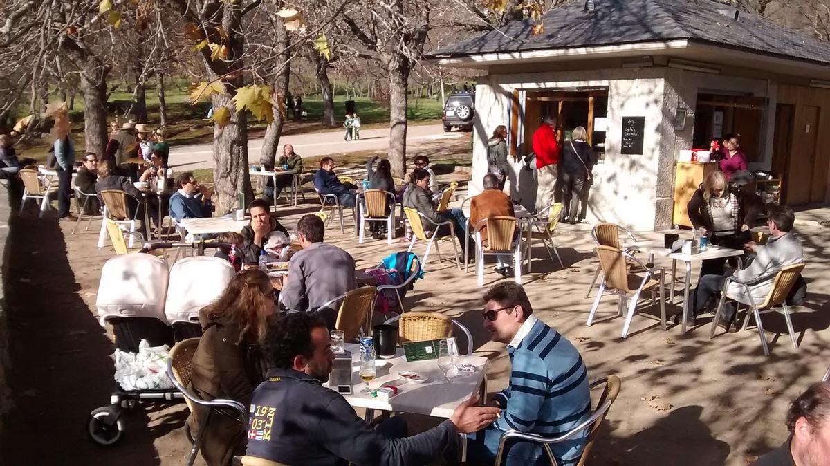 Entre los productos de su terraza se encuentran varios productos locales como la longaniza del Pirineo