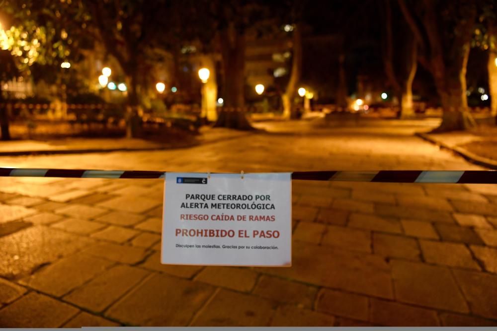 El temporal en A Coruña obliga a cerrar parques y