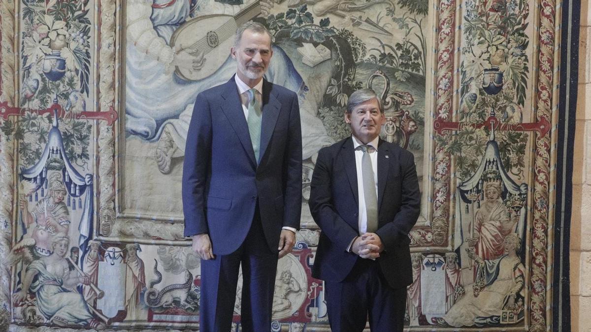 Felipe VI junto al presidente del Parlament,  Vicenç Thomàs