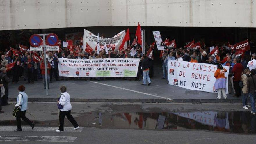 Los sindicatos protestan contra los recortes de Fomento en los trenes