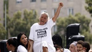 Mounia, la madre de Nahel encabeza una marcha blanca en Nanterre. La familia del joven fallecido ha convocado una marcha blanca en su memoria.