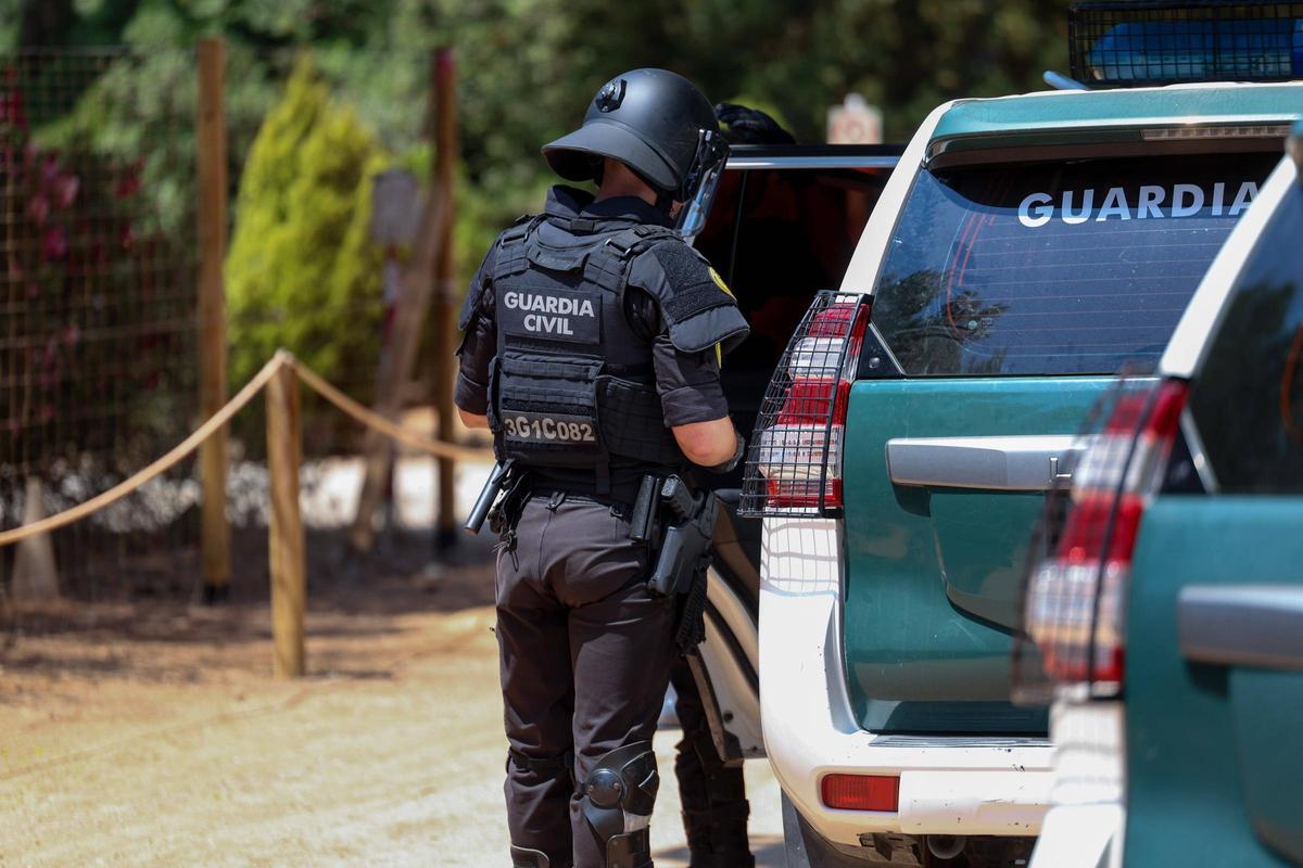 Las imágenes del despliegue policial por los okupas de Punta Arabí. Las imágenes del despliegue policial por los okupas de Punta Arabí.