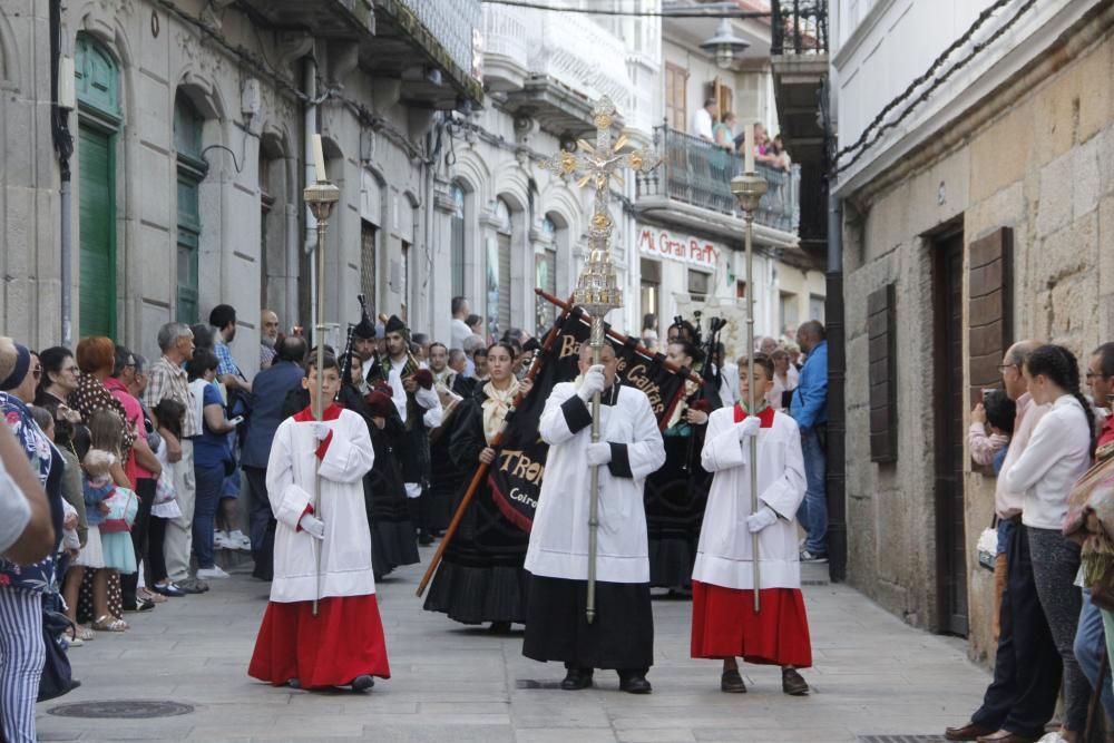 Un Cristo entre el fervor de la multitud. // Santos Álvarez