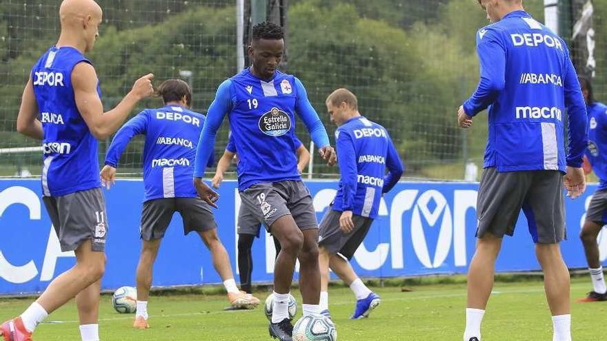 Koné toca el balón ante Mollejo y Montero, en el entrenamiento de ayer.