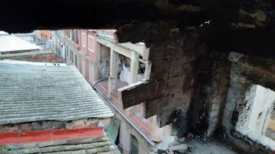 Al carrer Santa Llúcia de Manresa va caure una paret sobre la teulada veïna