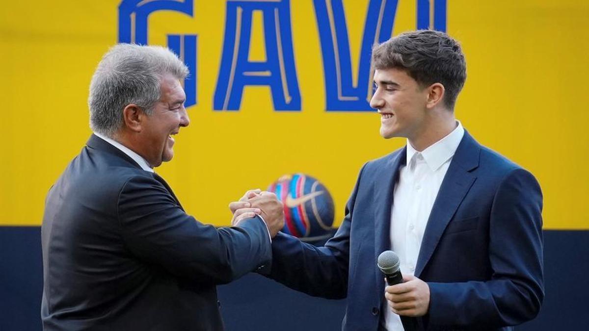 Joan Laporta y Gavi en el acto de presentación de la renovación del contrato del jugador hasta 2026.