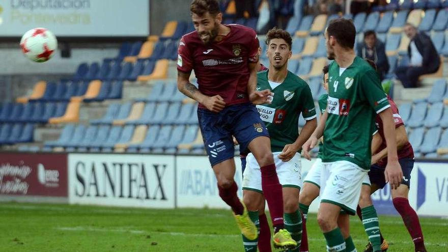 Un jugador del Pontevedra cabecea un balón en presencia de dos coruxistas, en un lance del partido de ayer en Pasarón. // Rafa Vázquez