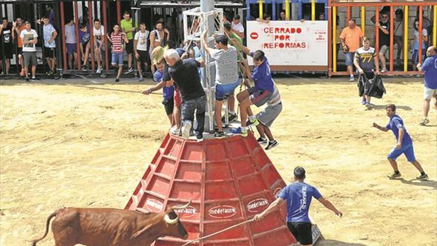 La Vilavella torea la vaca que se escapó en los festejos del 2016