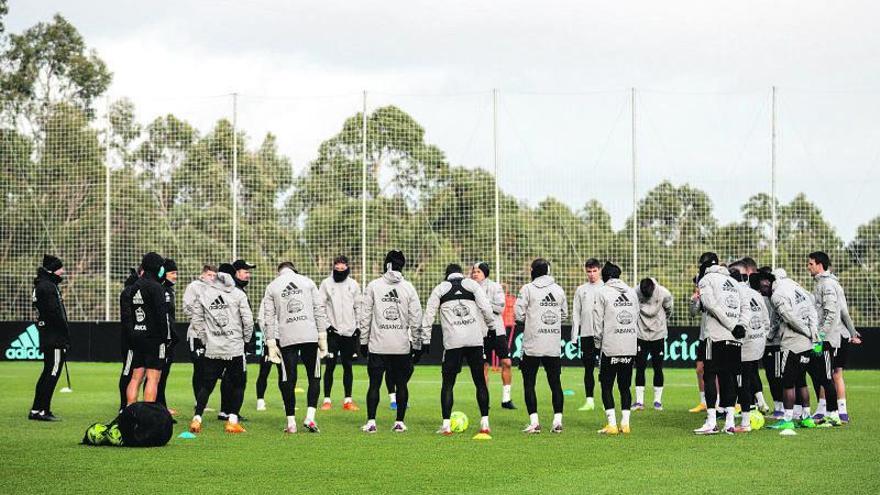 Eduardo Coudet, con gorra, charla con sus jugadores durante el entrenamiento de ayer. |  // RC CELTA