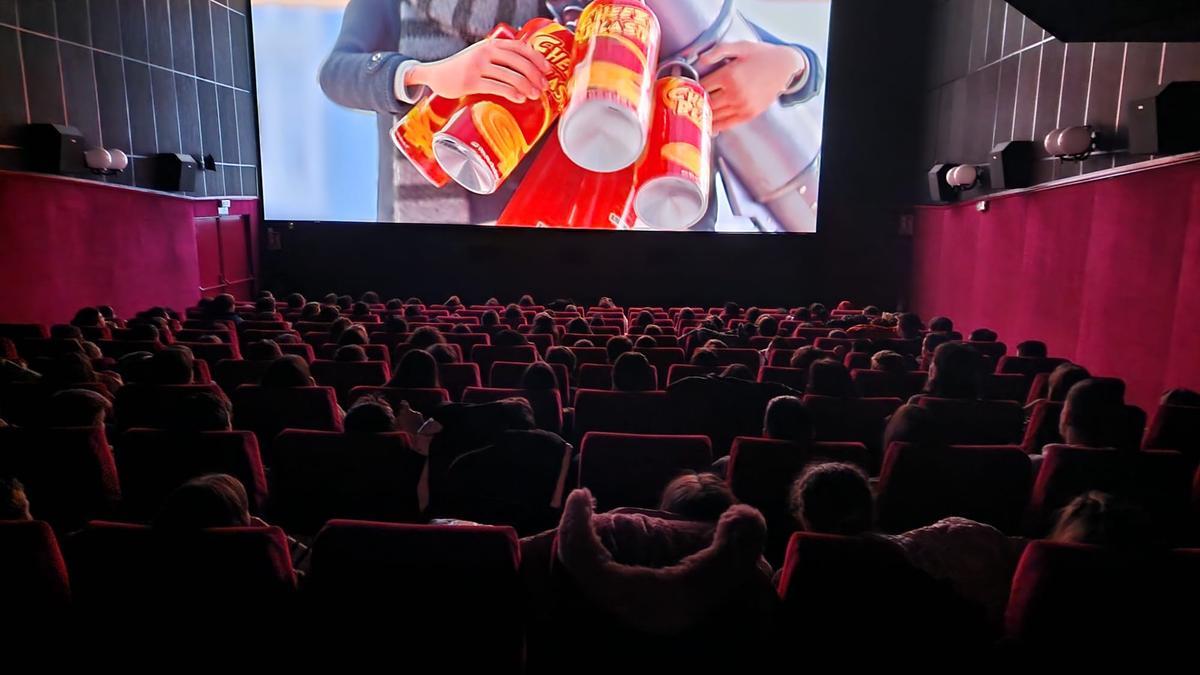 Una de las salas de Multicines Benavente durante la proyección de una película infantil a cargo del IES León Felipe.