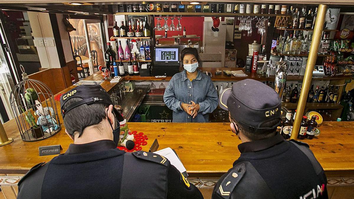 Efectivos de la Policía Autonómica en una inspección en un bar de la Coveta Fumá, ayer.   | H ÉCTOR FUENTES 