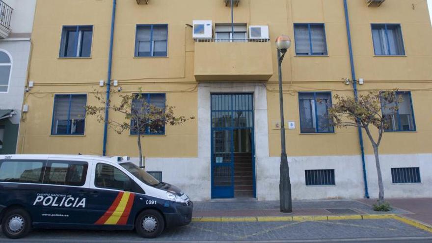 Fachada de la comisaría de la policía nacional en Sagunt.