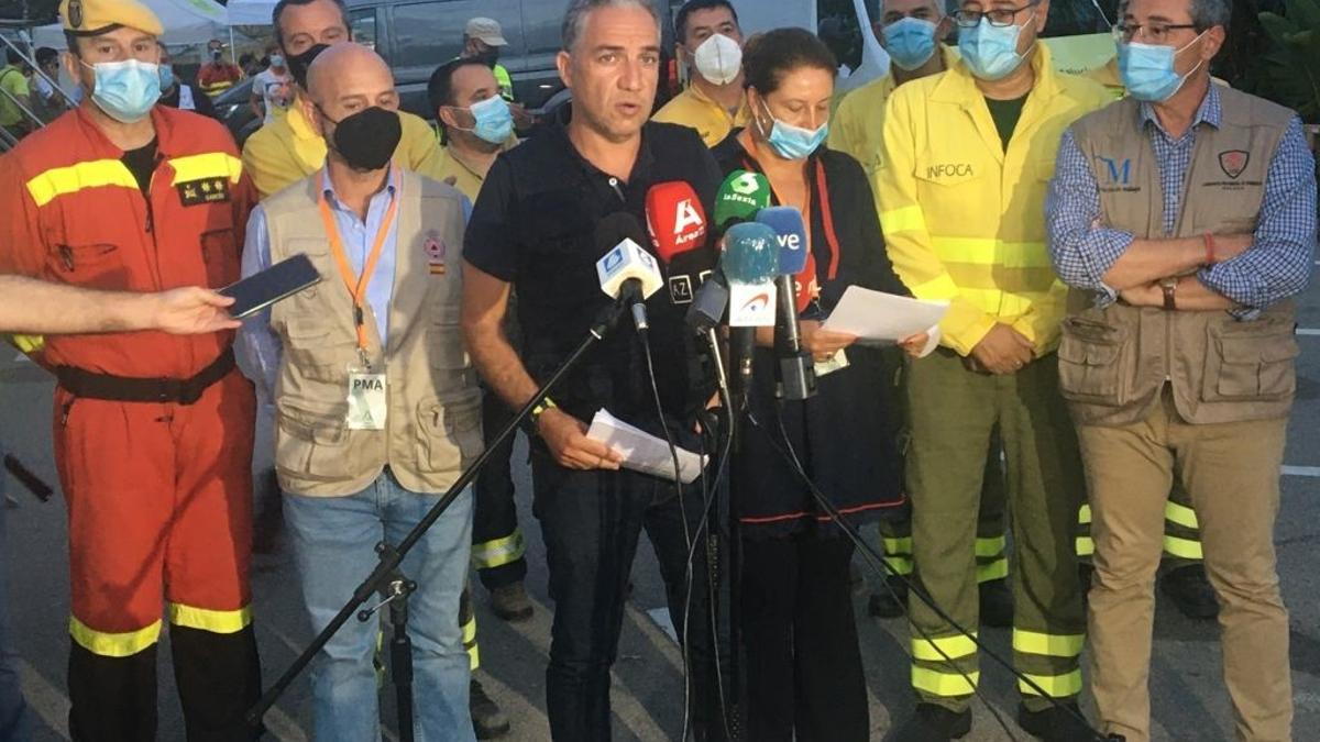 El consejero de la Presidencia, Elías Bendodo, atiende a los medios en Estepona.