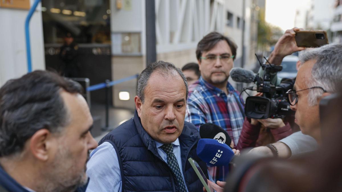 Carlos Baño atiende a los medios, el pasado viernes, tras abandonar las dependencias policiales
