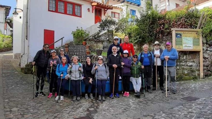 Vecinos de Tazones y San Martín recorren la senda de Carlos V