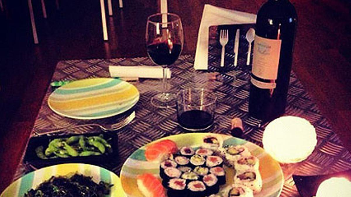 Cena romántica con sushi y vino de Lluis Llach.