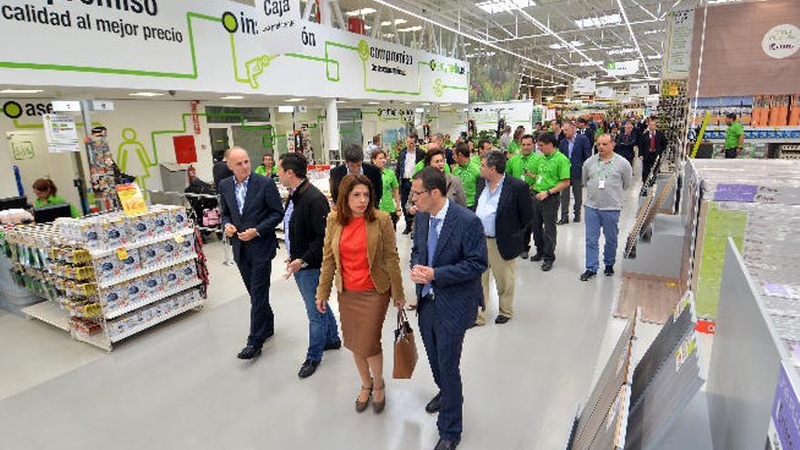 Responsables de Leroy Merlin, empleados y autoridades locales, ayer, en la tienda de la empresa en La Mareta.