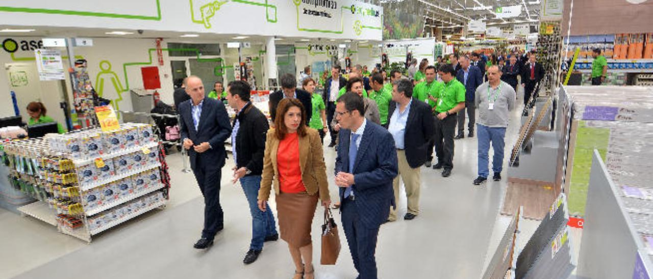 Responsables de Leroy Merlin, empleados y autoridades locales, ayer, en la tienda de la empresa en La Mareta.