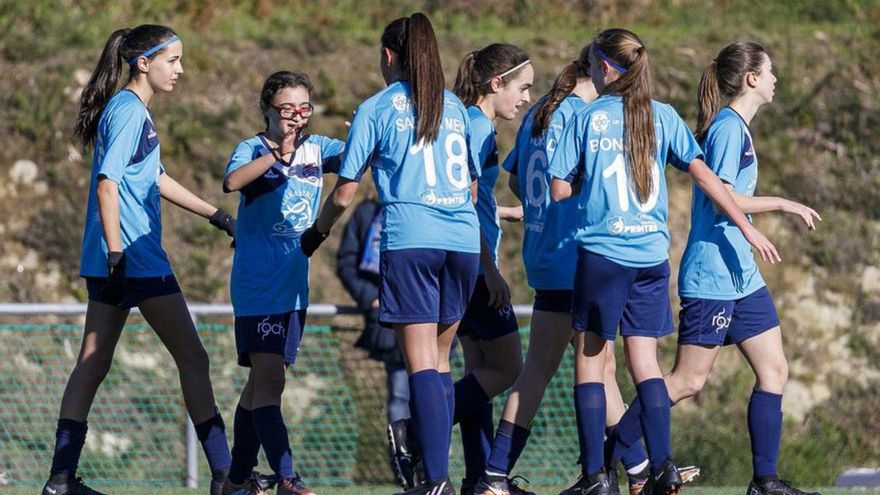 Las pontinas celebran un gol en el último encuentro en Oira. |  // FDV