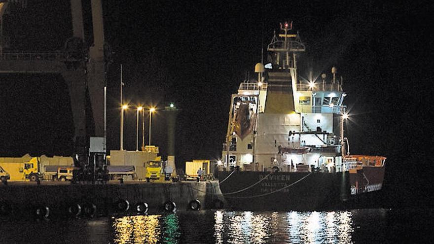 El barco ´Daviken´, donde se produjo la fuga de gas, anoche.