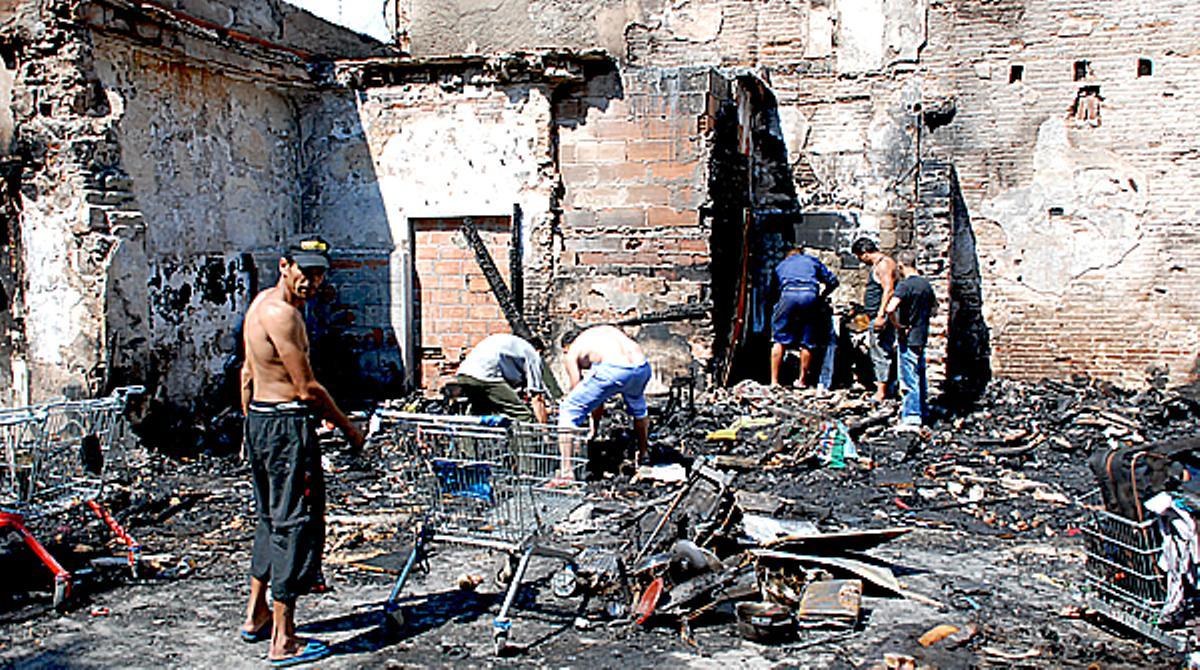 Un incendi ha arrasat unes barraques al barri del Poblenou, a Barcelona.