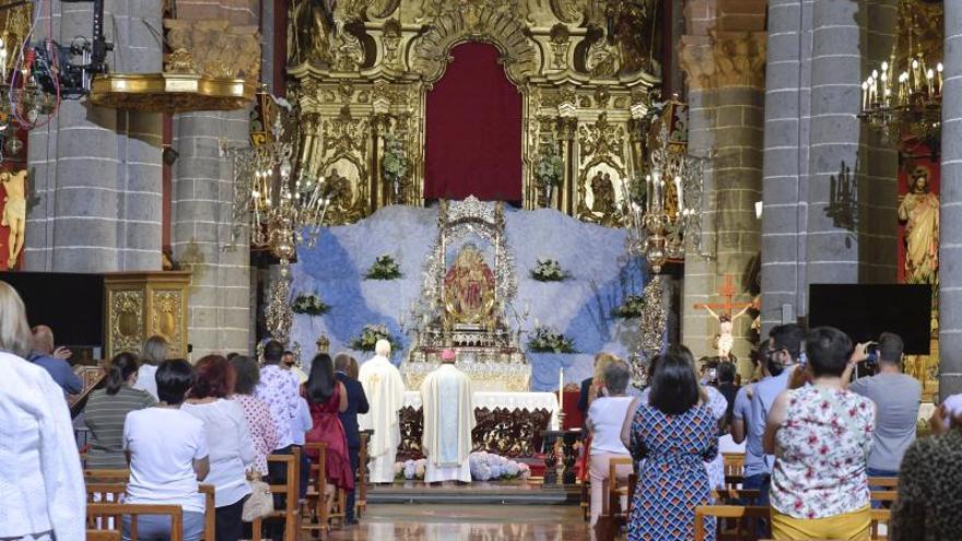 La Virgen del Pino baja del camarín