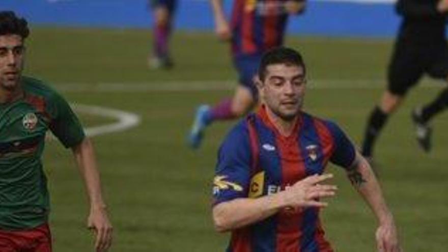 Issac Vidal va debutar ahir amb el Sallent contra el Sant Quirze