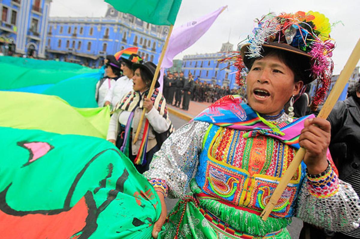 Els indígenes, estudiants i organitzacions socials es manifesten a Lima (Perú) en contra del projecte miner a Cajamarca.