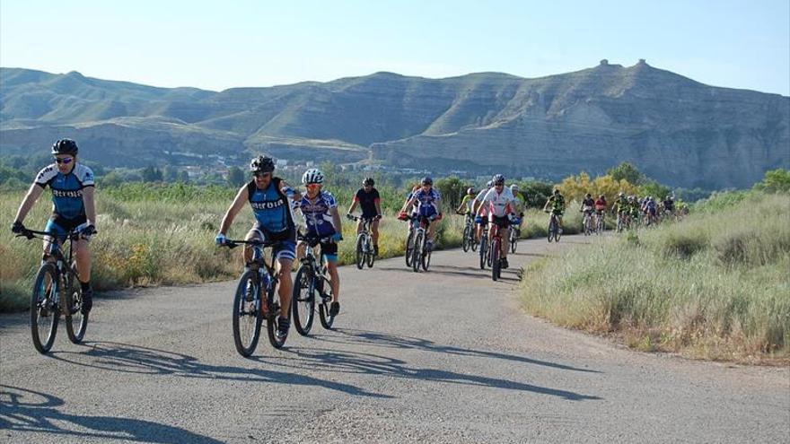 Los ciclistas se emplean a fondo en la tradicional prueba de Rueda de Jalón