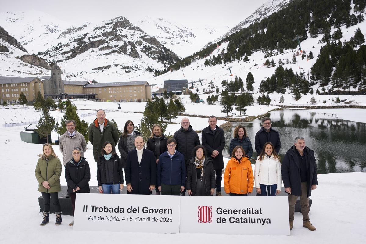 GRAFCAT6431. QUERALBS (GIRONA) (ESPAÑA), 04/04/2025.- El presidente de la Generalitat de Cataluña, Salvador Illa, encabeza el II Encuentro del Govern, que se celebra en la Vall de Núria los días 4 y 5 de abril, dos jornadas de trabajo fuera del Palau de la Generalitat, después de la que tuvo lugar en el Monasterio de Poblet el pasado mes de agosto En la imagen Salvador Illa posa con el ejecutivo antes de entrar a la reunión.EFE/ David Borrat