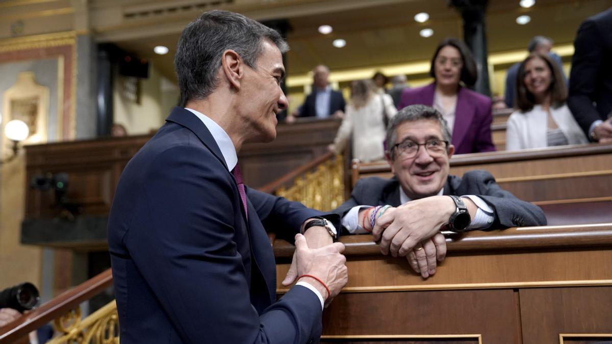 Pedro Sánchez conversa amb el portaveu socialista en el Congrés, Patxi López, en un Ple del mes de maig.