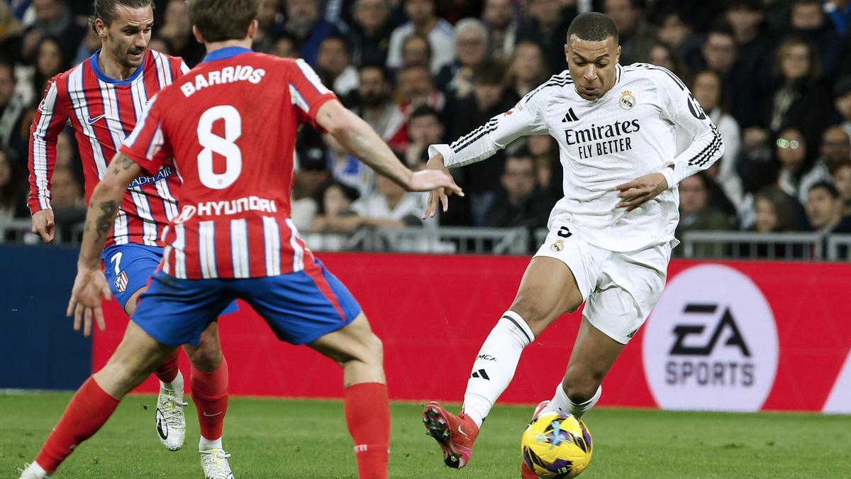 El delantero del Real Madrid Kylian Mbapp谷 frente a los jugadores del Atl谷tico Pablo Barrios (c) y Antoine Griezmann (i), en el 迆ltimo derbi disputado el 8 de febrero en el Santiago Bernab谷u. EFE/Chema Moya. (REAL MADRID) (ATL?TICO MADRID) a?ade texto