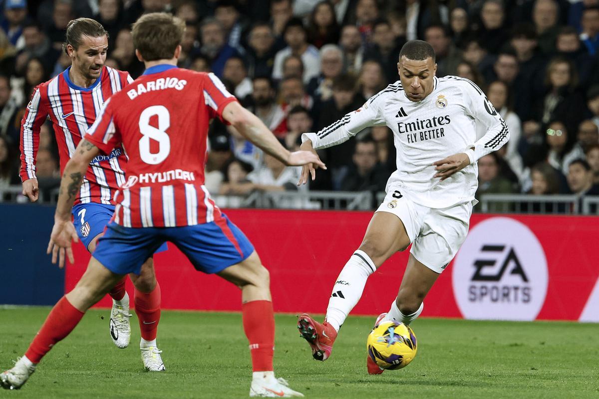 Kylian Mbappé, Pablo Barrios y Antoine Griezmann, en un derbi en el Santiago Bernabéu