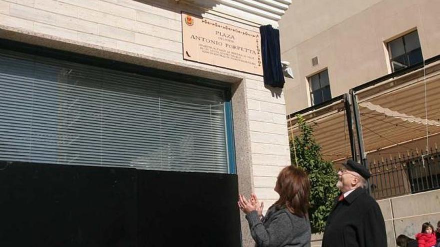 El poeta observa la placa que desde ayer lleva su nombre en la plaza eldense junto a la alcaldesa, Adela Pedrosa