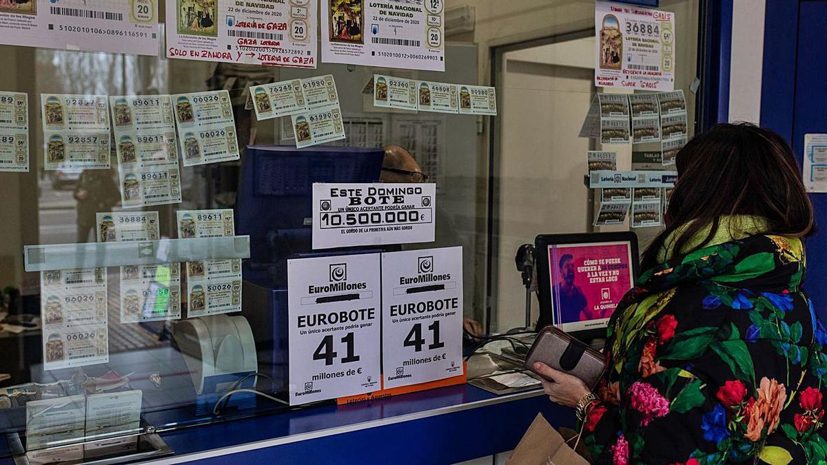 Una administración de lotería de la ciudad, ayer. | Emilio Fraile