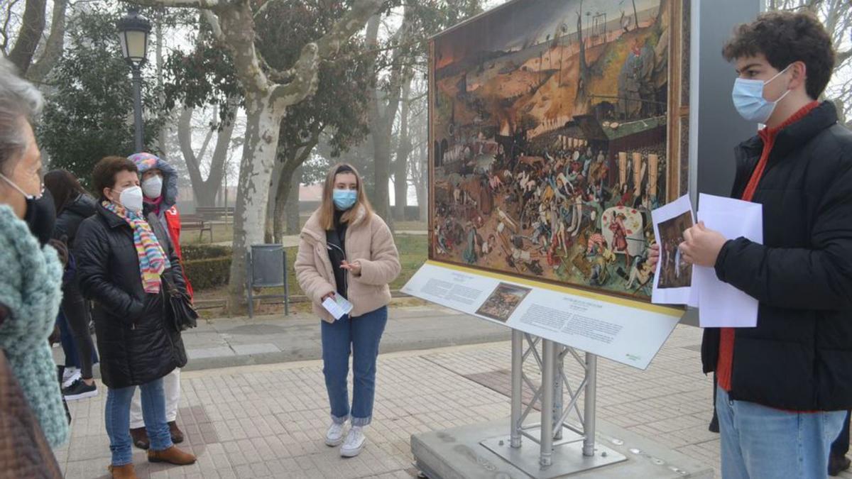 Los detalles de “El Triunfo de la muerte” también en las explicaciones, en la exposición &quot;El Prado en las calles&quot;. | E. P.