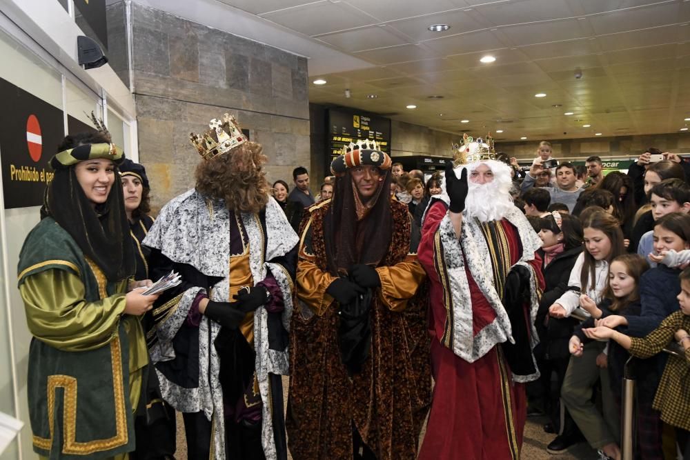 Los Reyes Magos llegan al aeropuerto de Alvedro