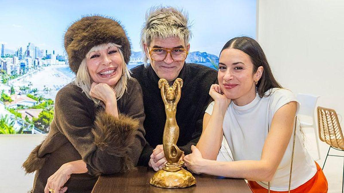 María Bas y Mark Dasousa, integrantes de Nebulossa, posan con ilicitana Blanca Paloma junto a la Sirenita de Oro