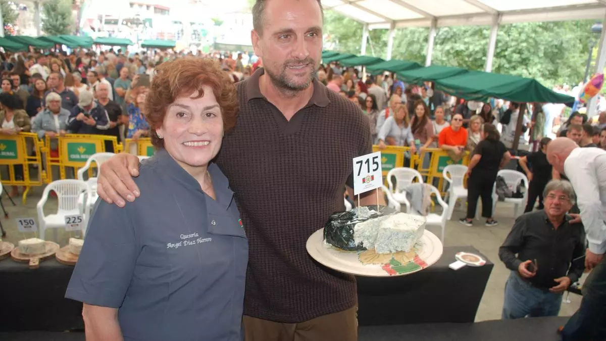 Nuevo récord mundial del cabrales: esta es la increíble cantidad que pagó un restaurante ovetense por el queso ganador del Certamen de Arenas