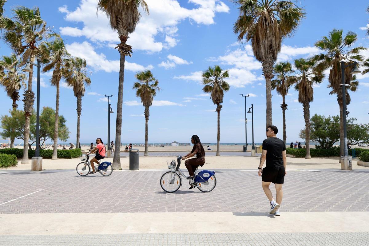 El dispositivo especial de vigilancia y limpeza de las playas de València comenzó a mediados de mayo