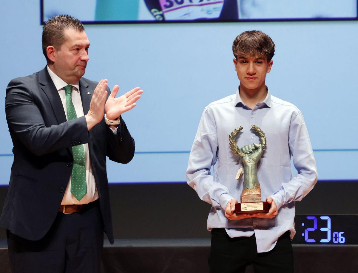 Luis Piña, mejor  promesa masculino, 
junto a Manuel Alonso, de Abanca.