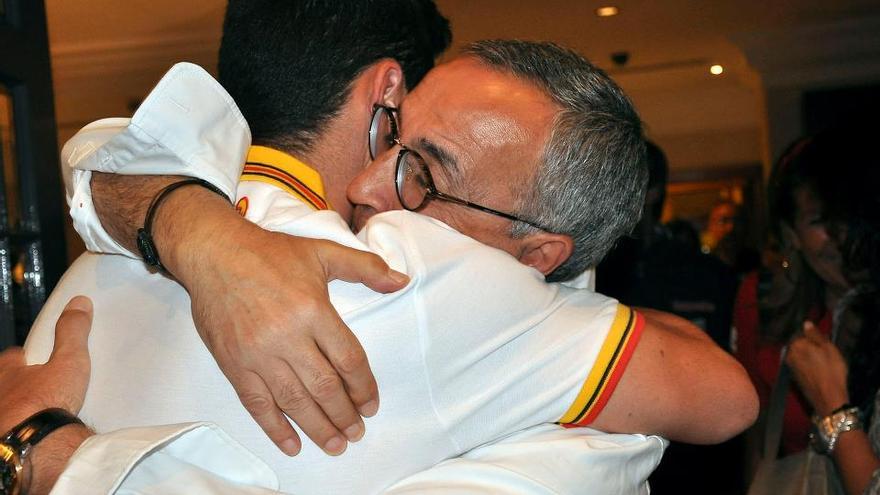 Alejandro Blanco, presidente del COE, abraza a David Cal durante una cena homenaje al palista gallego en los Juegos de Londres 2012